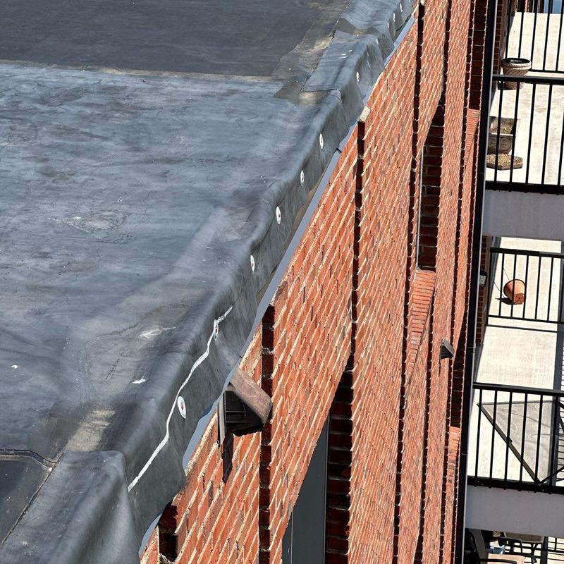 Rubber roofing membrane with edge fasteners