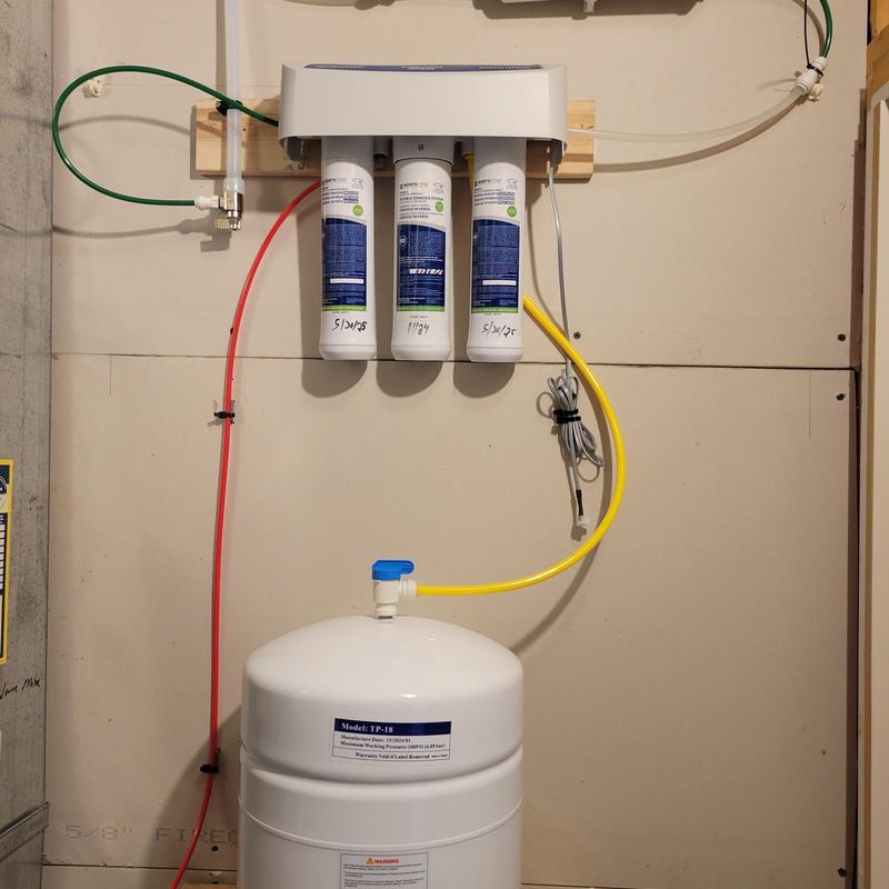Reverse osmosis water purification system with storage tank