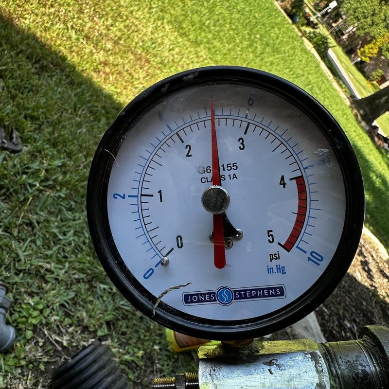 Sediment trap pressure gauge during gas leak detection