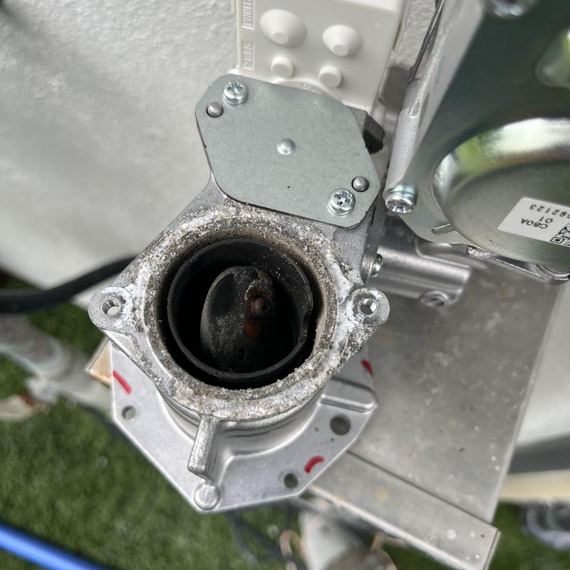 Gas control valve with corrosion and salt buildup