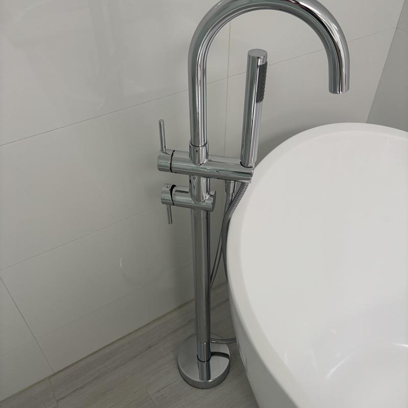 Roman bathtub faucet and handheld shower system