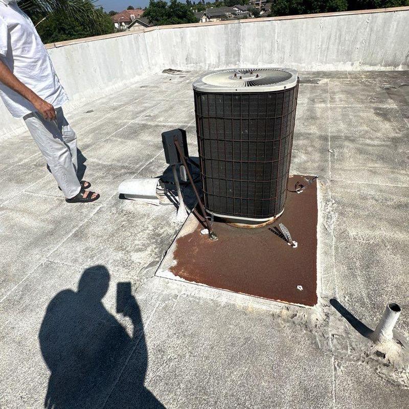 Heat pump unit on rooftop with mounting pads