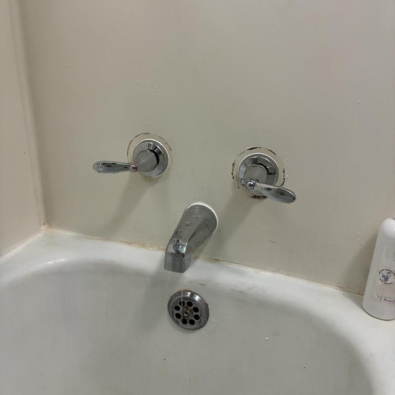 Two-handle tubshower faucet installed on tub wall