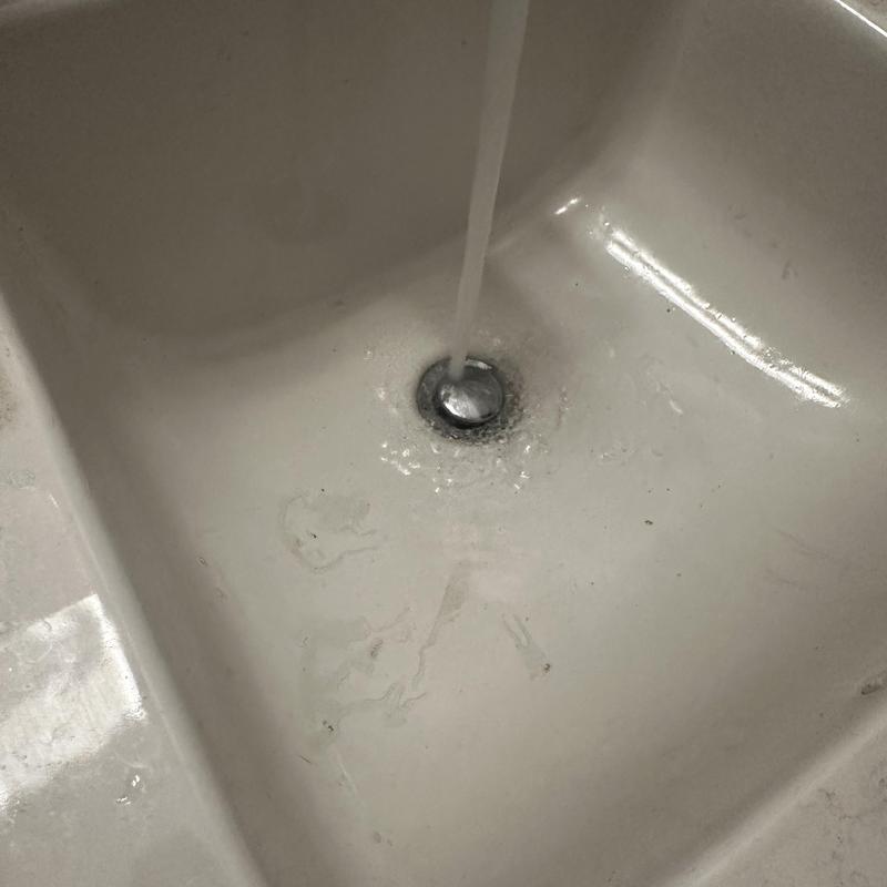 Sink stopper assembly with water draining smoothly