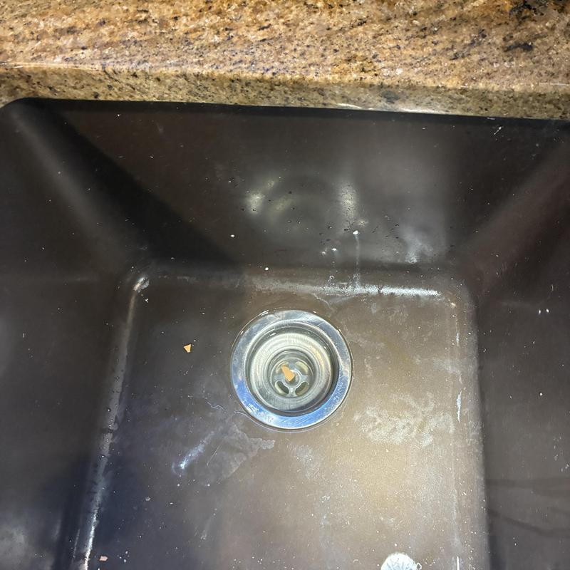 Kitchen sink drain with clean countertop edge