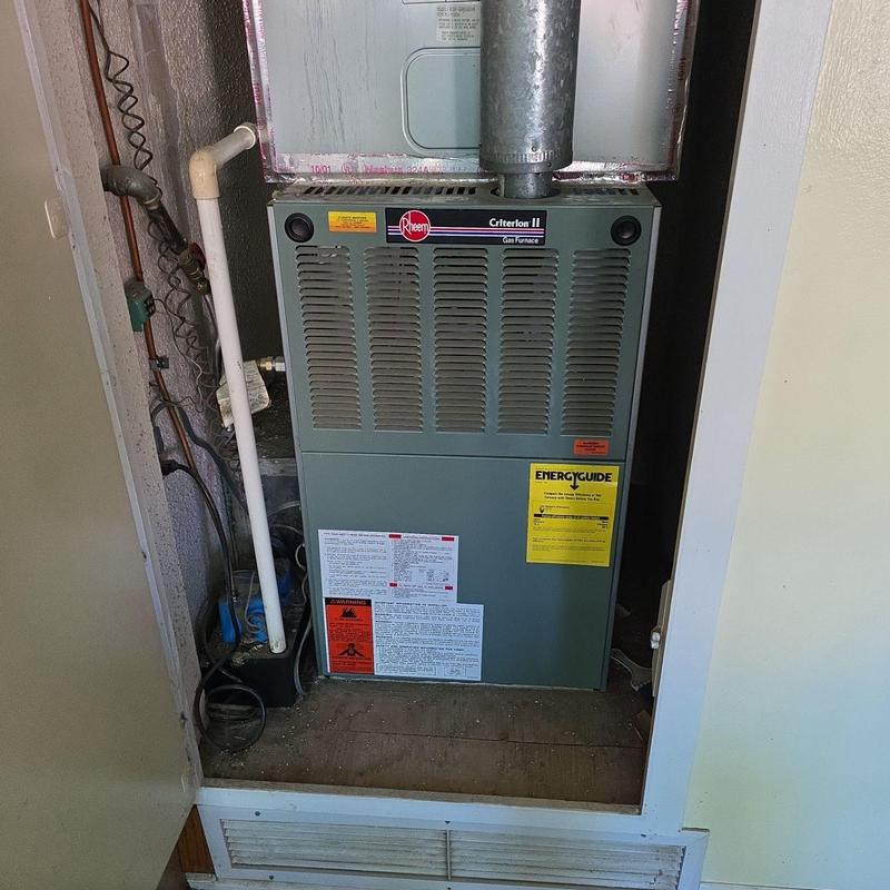 Gas furnace Rheem Criterion II with ducting in closet