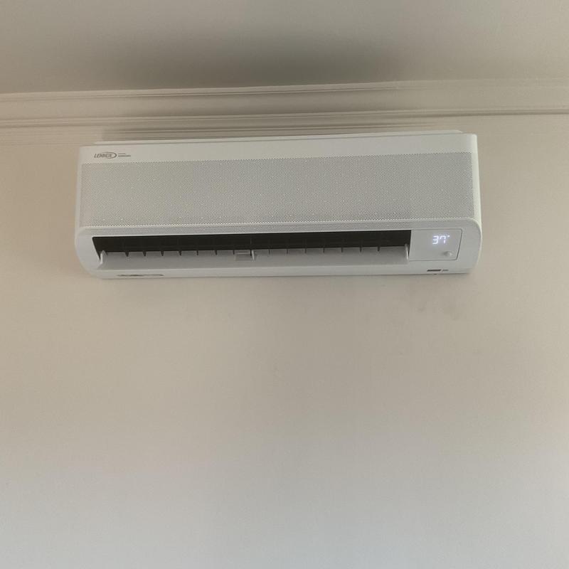 Minisplit wall-mounted head unit with digital display Minisplit wall-mounted head unit with digital display