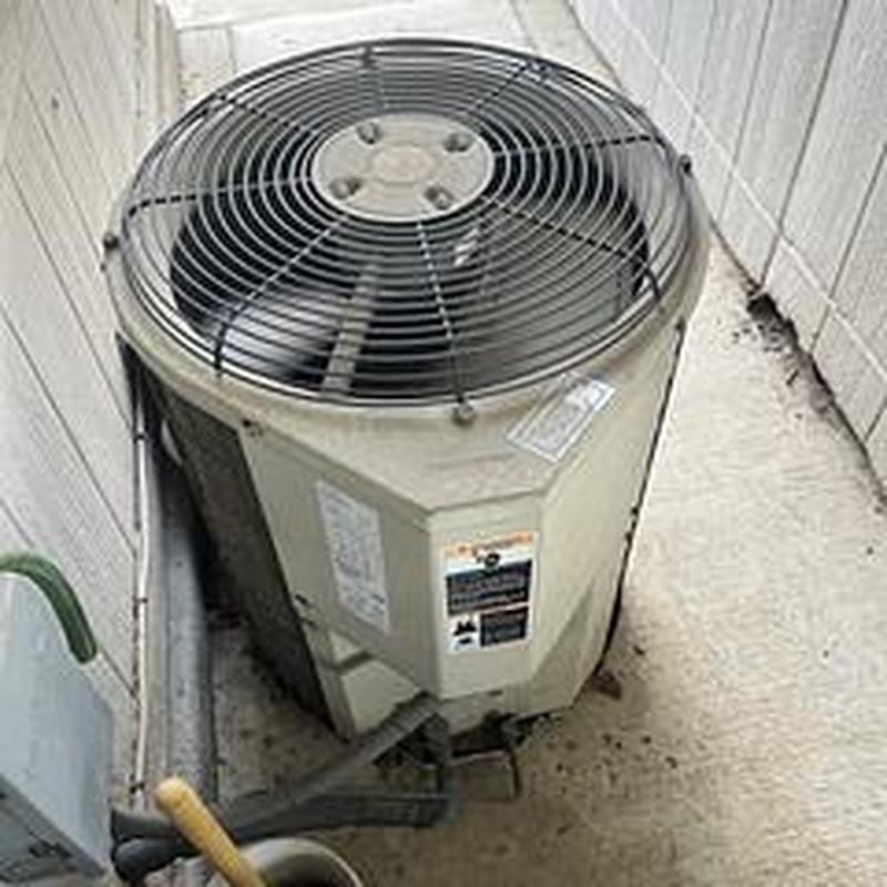 ML14KC1 condenser unit installed in narrow outdoor space