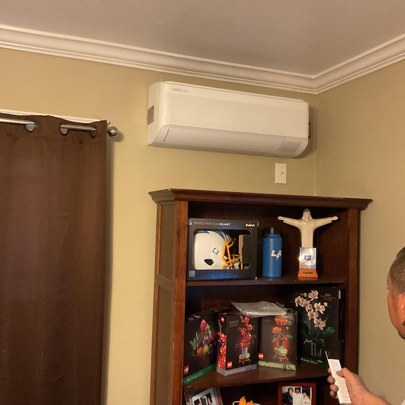 Multi-zone mini split head unit on wall Multi-zone mini split head unit on wall