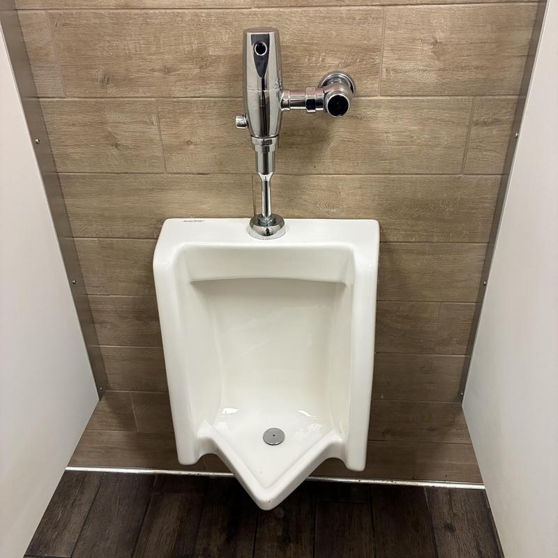 Urinal fixture with flush valve and drain system