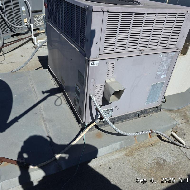 LRP13GX Package Unit HVAC system on rooftop