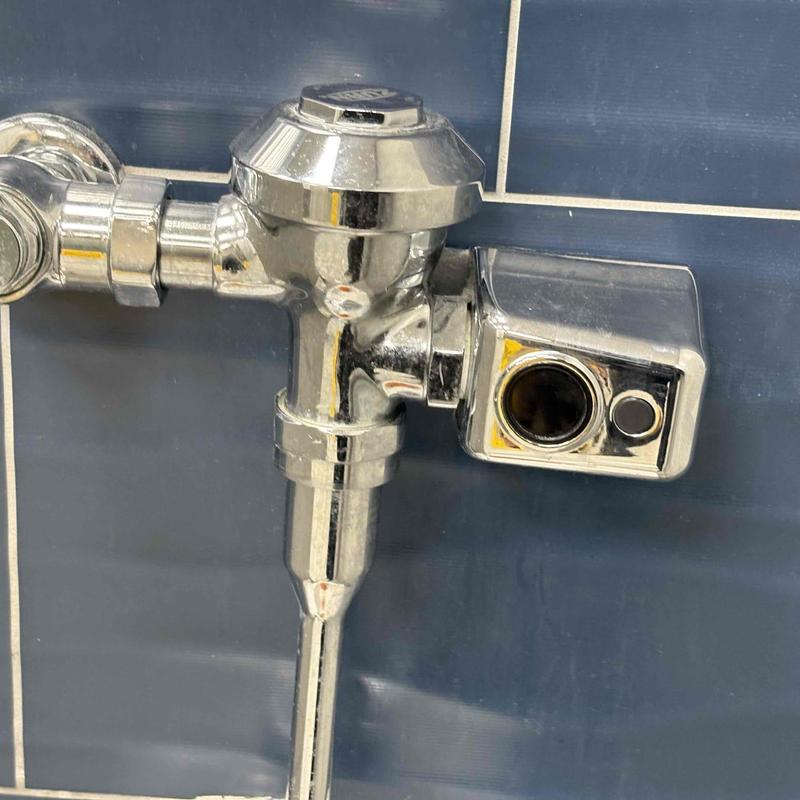Urinal flush valve with stuck diaphragm valve