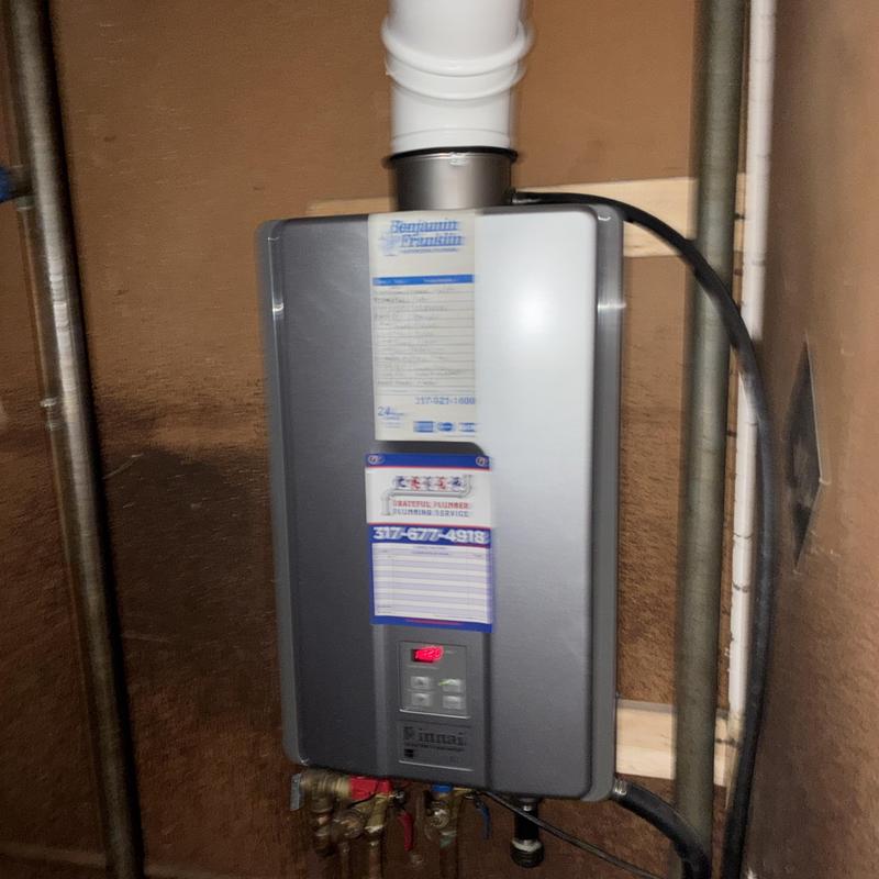 Tankless water heater with plumbing connections