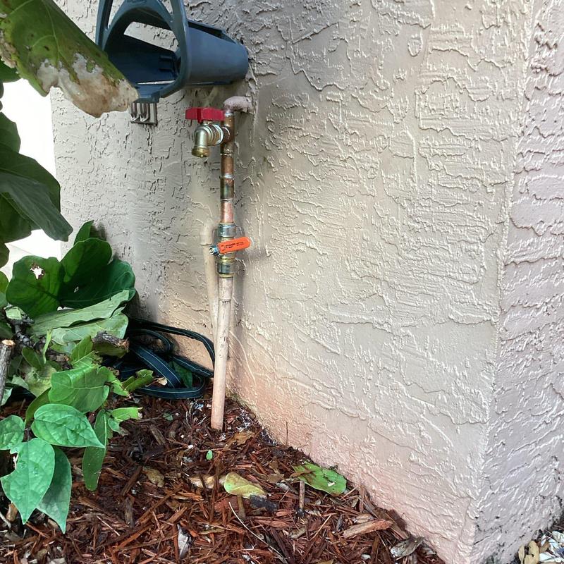 Quarter turn hose bib with shutoff valve outdoors