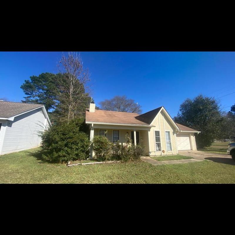 Shingle roofing on residential house and garage in West Monroe Shingle roofing on residential house and garage in West Monroe