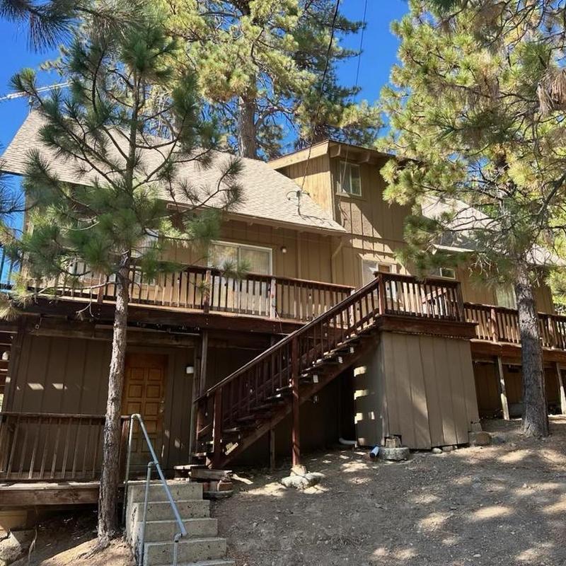 Gaf lifetime asphalt roof on wood-frame house