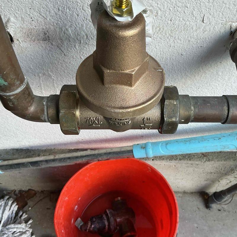 Pressure regulator valve installed on water line
