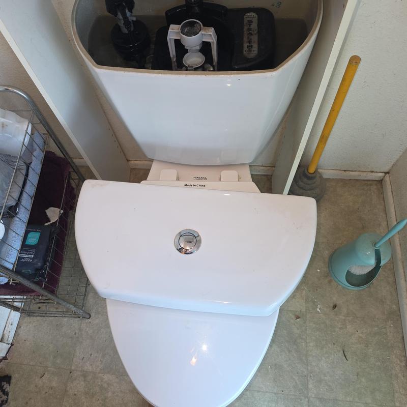Toilet tank and flush valve with clean surroundings