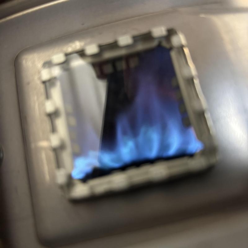 Gas control valve burner with blue flame burning