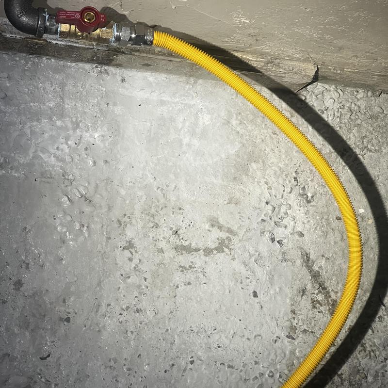 Gas flex line with shutoff valve connection