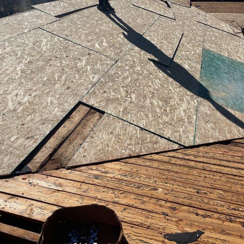 OSB roof sheathing installation overlapping wooden decking OSB roof sheathing installation overlapping wooden decking