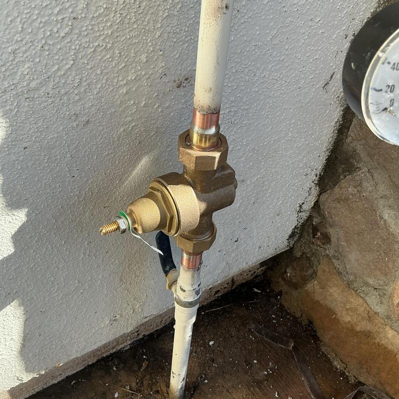 Water pressure regulating valve with copper pipes