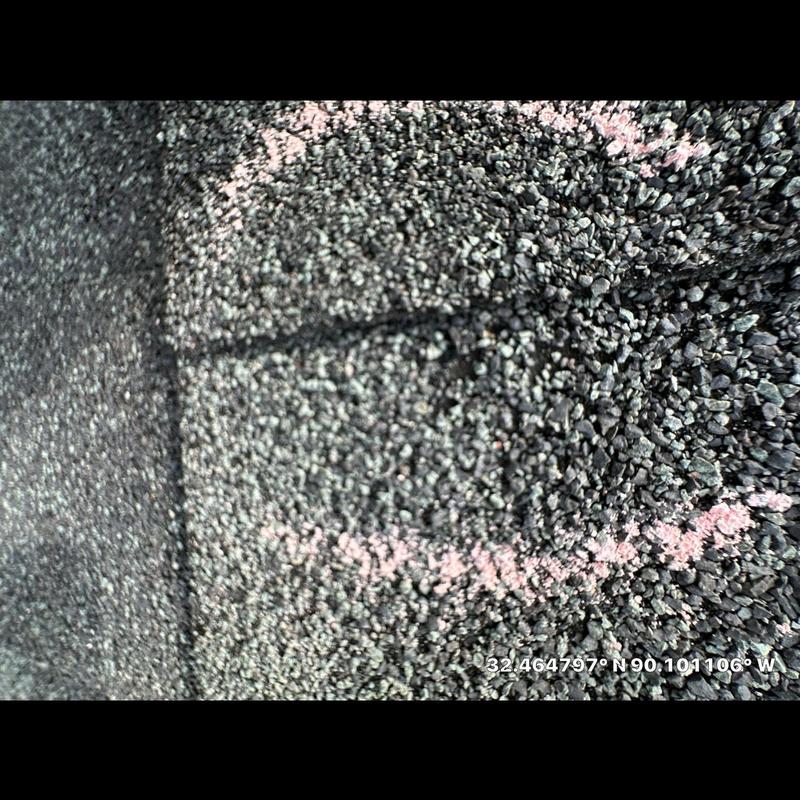 Asphalt shingle granules with chalk markings for inspection