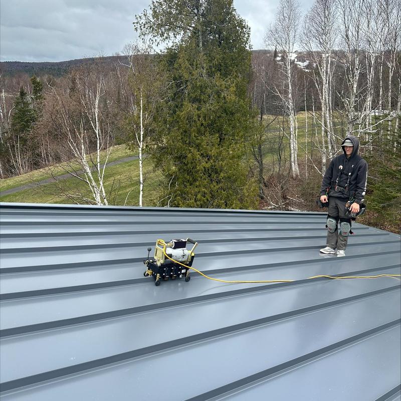 Standing seam steel roof with sealing equipment Standing seam steel roof with sealing equipment