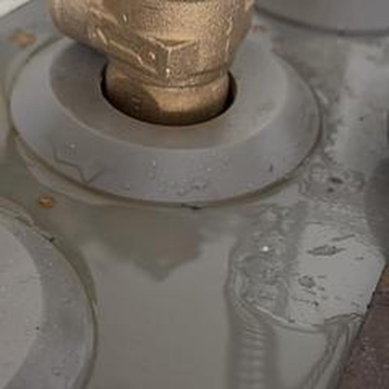 Water heater pipe connection with rubber gasket seal