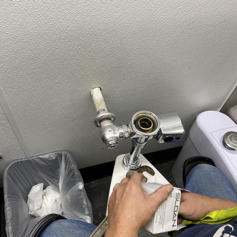 Flush valve assembly with jet line pipe and wrench