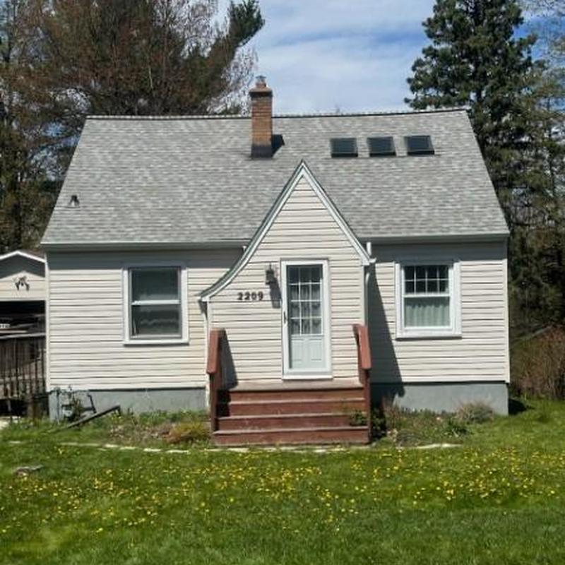 CertainTeed Landmark roof with Velux skylights installed CertainTeed Landmark roof with Velux skylights installed