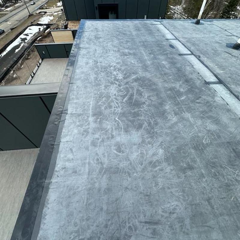 EPDM rubber roofing system with tapered insulation
