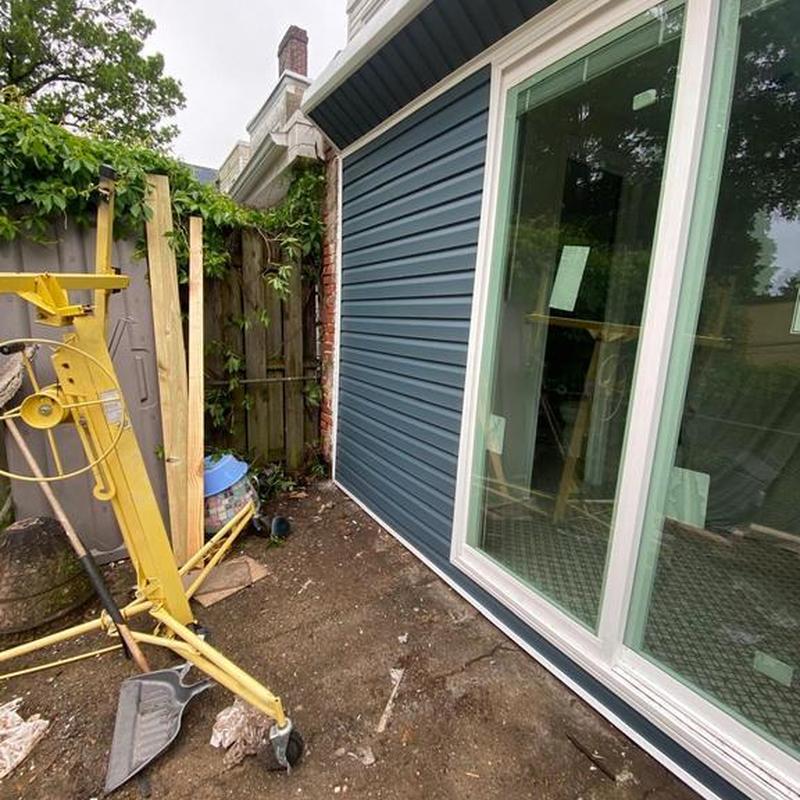 4 Dutchlap vinyl siding installation by sliding glass door