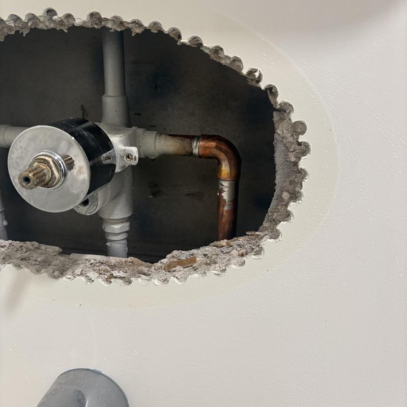 Shower valve with copper riser pipe behind wall cutout
