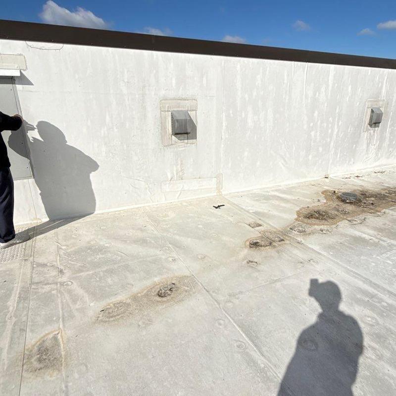 Flat roof membrane with drainage area damage spots