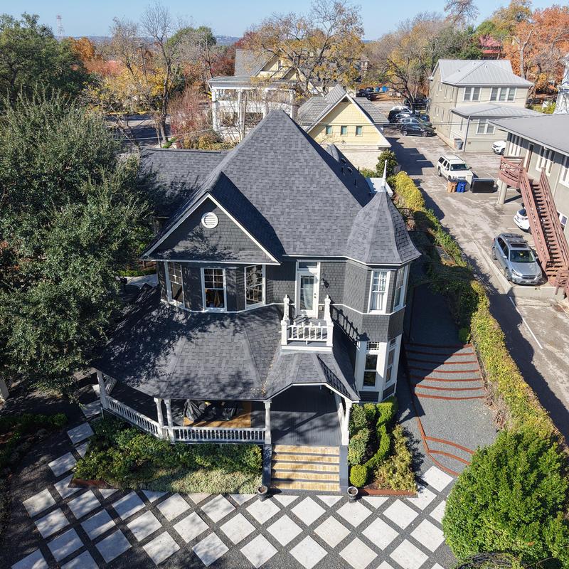 Architectural laminate shingle roof installation on house