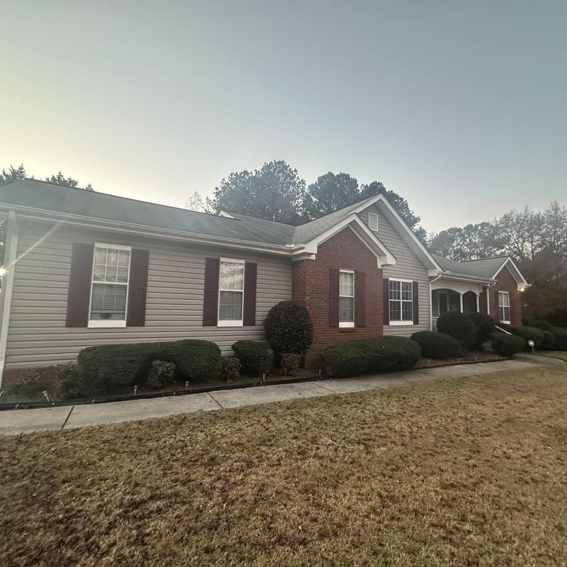 Owen's Corning Oakridge Onyx Black Roof with Ridge Ventilation Owen's Corning Oakridge Onyx Black Roof with Ridge Ventilation