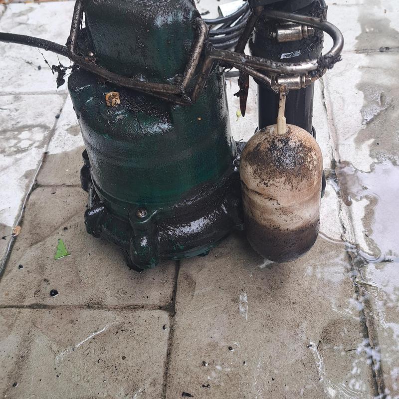 Sump pump with float switch in wet pit Sump pump with float switch in wet pit