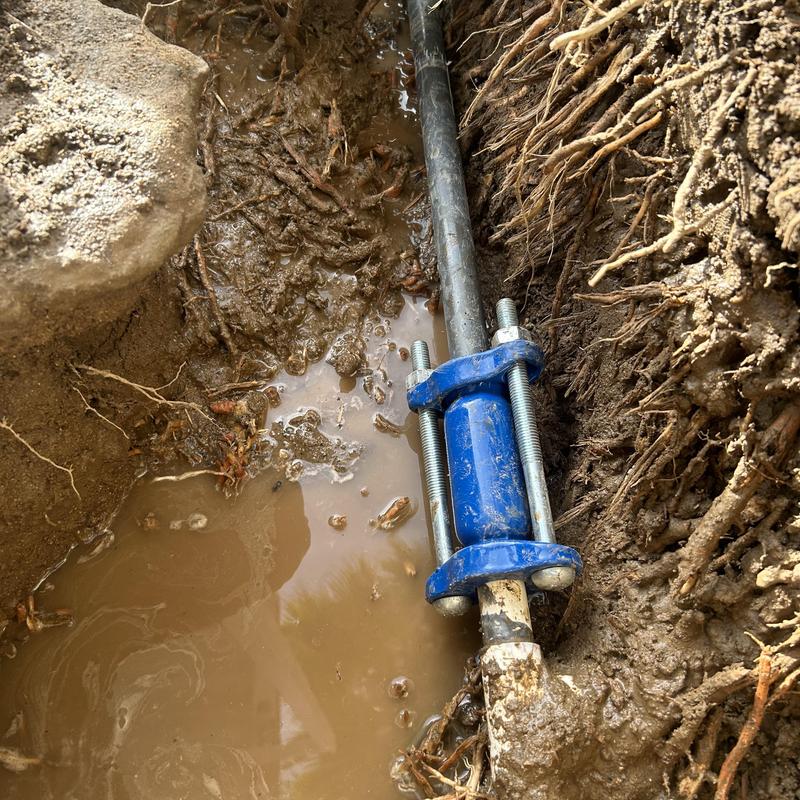 Underground water pipe with mechanical coupling repair