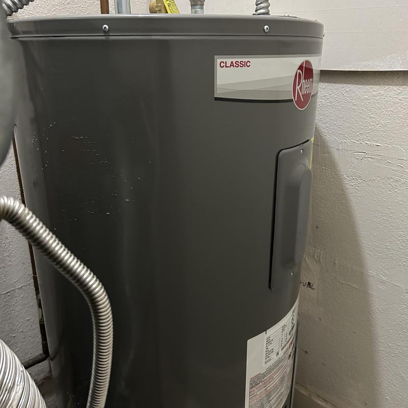 Water heater Rheem Classic in utility closet