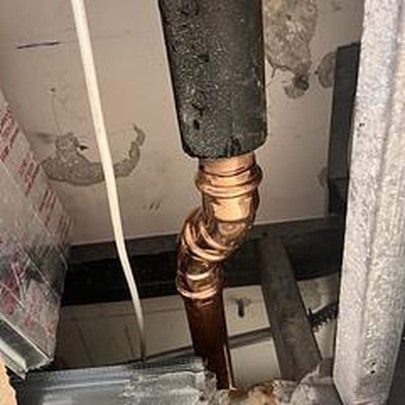Copper hot water pipe with propress fittings in ceiling
