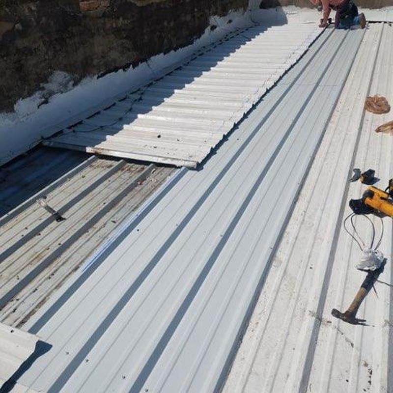 Metal roof panel installation and inspection site Metal roof panel installation and inspection site