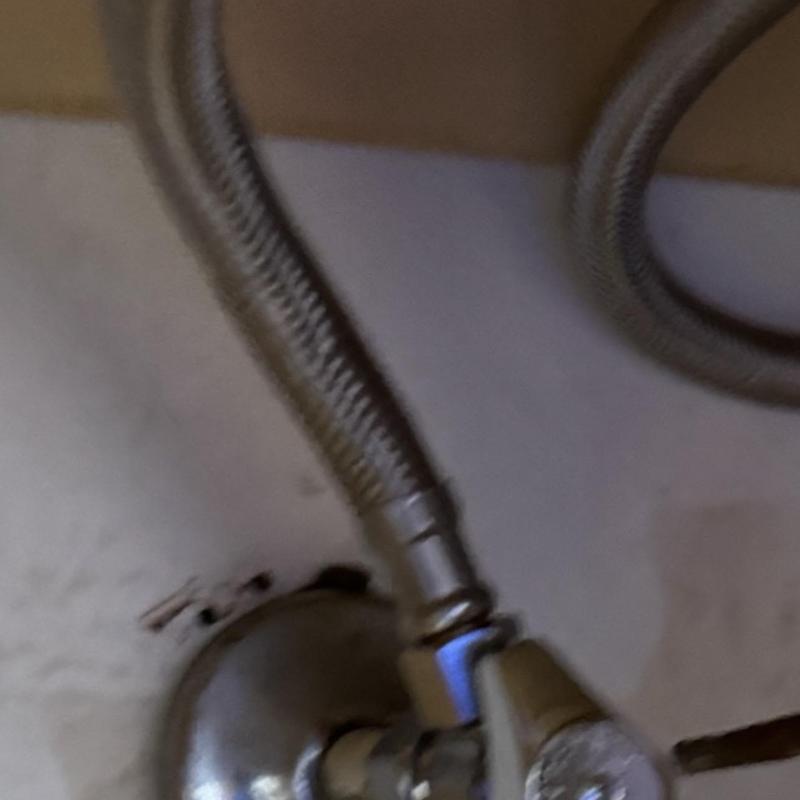 Quarter turn shut off valves with braided supply lines