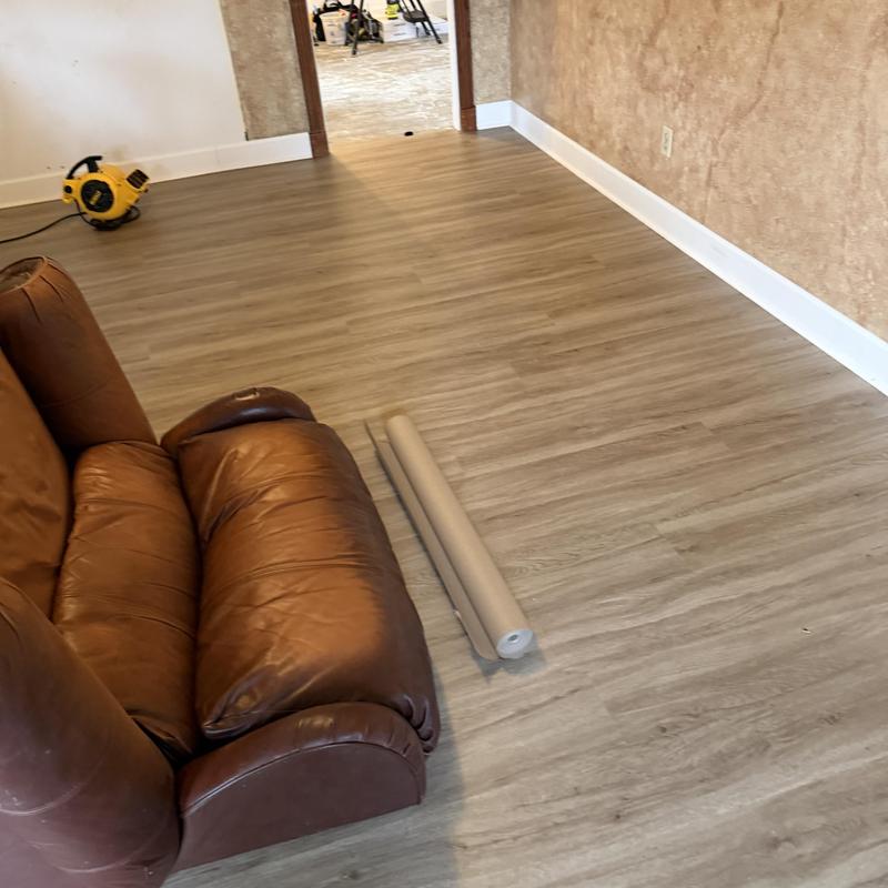 Vinyl plank floor with baseboard and quarter round Vinyl plank floor with baseboard and quarter round