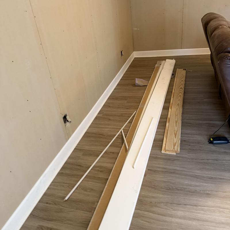 Vinyl plank floor baseboard and quarter round installation Vinyl plank floor baseboard and quarter round installation