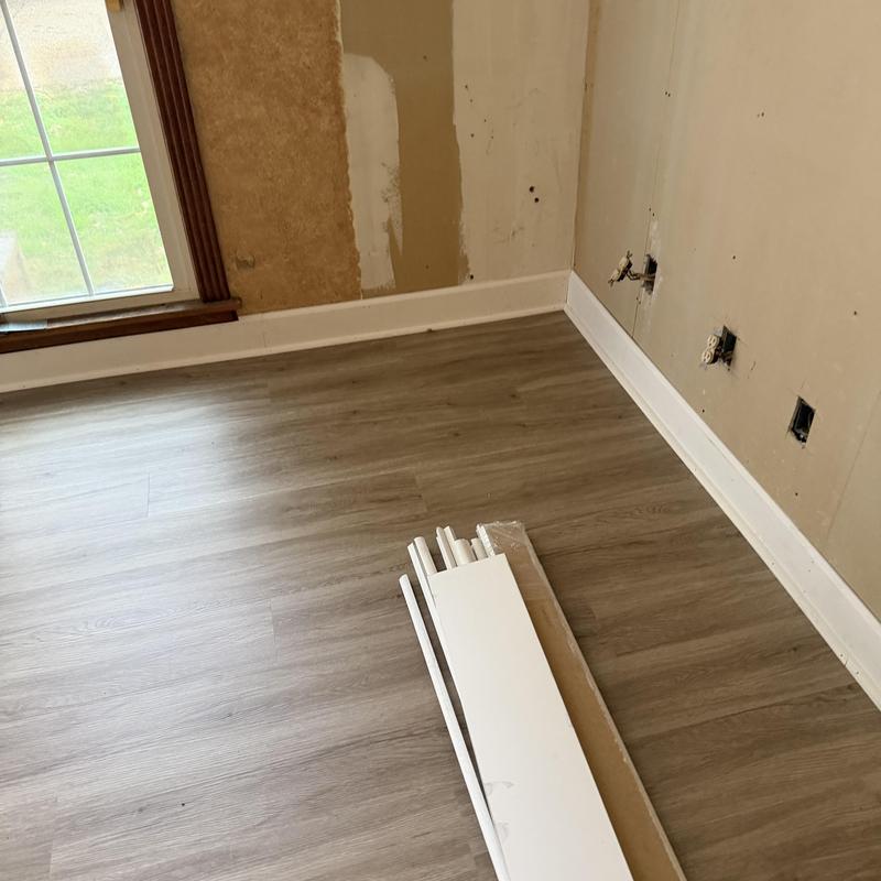 Vinyl plank floor baseboard and quarter round installation Vinyl plank floor baseboard and quarter round installation
