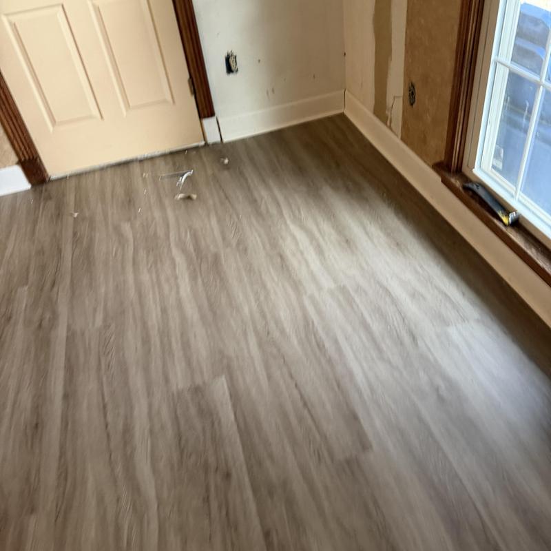 Vinyl plank flooring with baseboard and quarter round installation Vinyl plank flooring with baseboard and quarter round installation