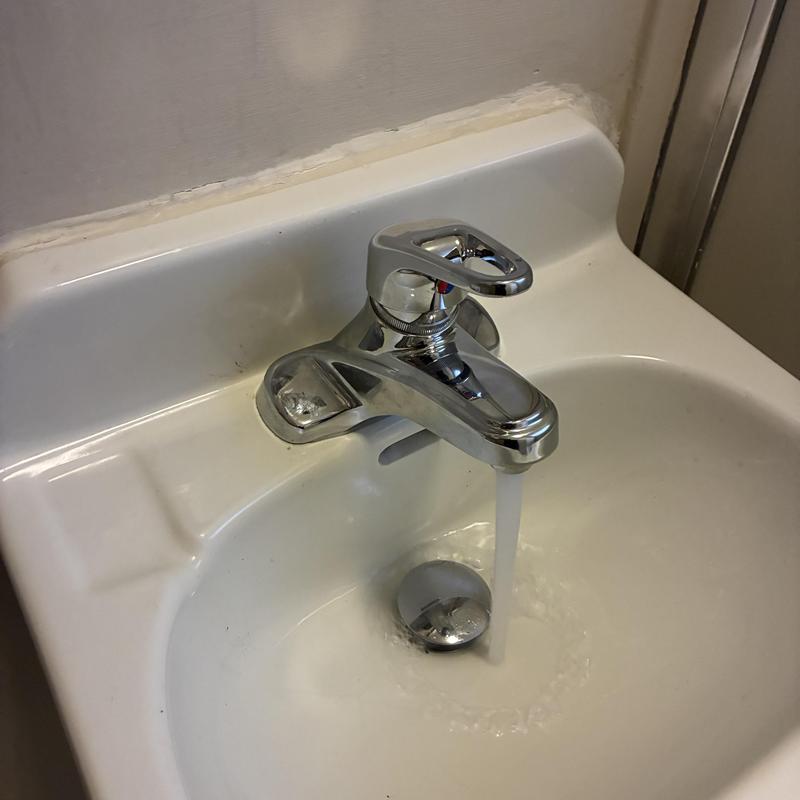 Single-handle basin faucet with running water