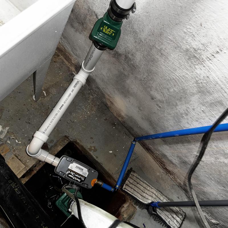 Water powered backup sump pump with discharge line