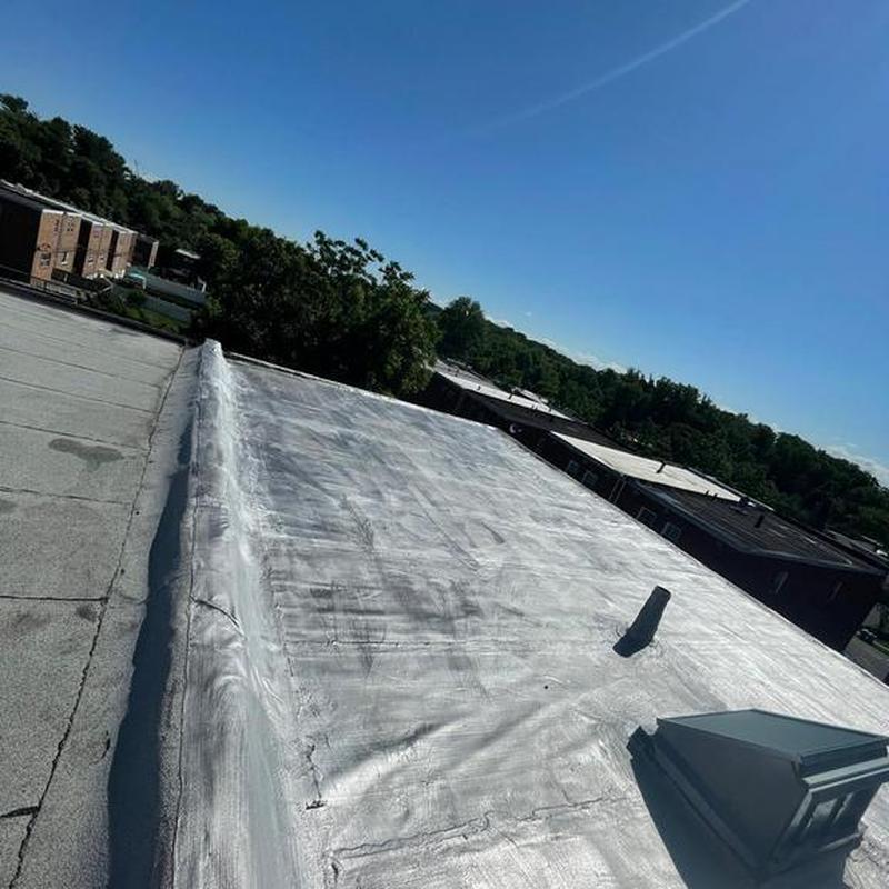 Flat roof with aluminum silver coating and roof cement